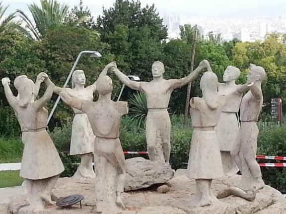 Arranquen sis braços al monument a la sardana de Montjuïc