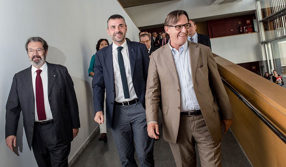 Santi Vila amb Jordi Montaña i Josep Maria Vila d'Abadal, aquest divendres a la UVic-UCC