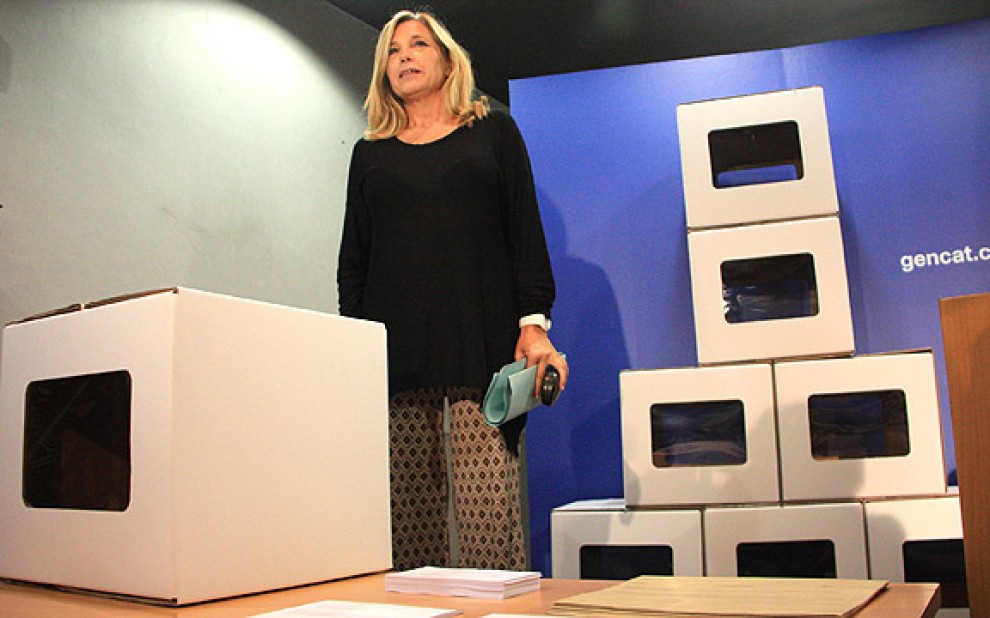 La vicepresidenta Joana Ortega, amb les urnes i les paperetes del 9-N.