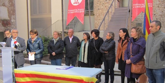 Els regidors de CiU i ICV-EUiA en l'acte de denúncia contra el govern espanyol