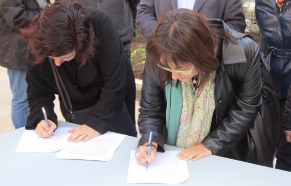 La regidora Carme Labòria (a la dreta) signant el document