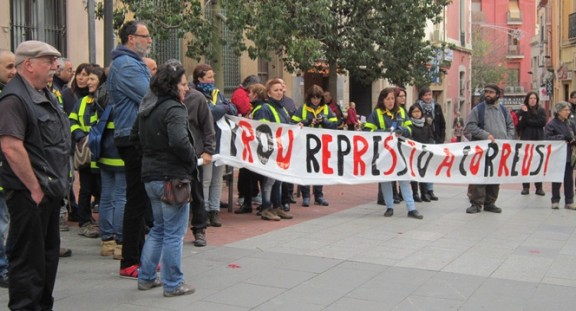 Els treballadors s'han plantat davant de l'Ajuntament de Terrassa per fer sentir les seves protestes