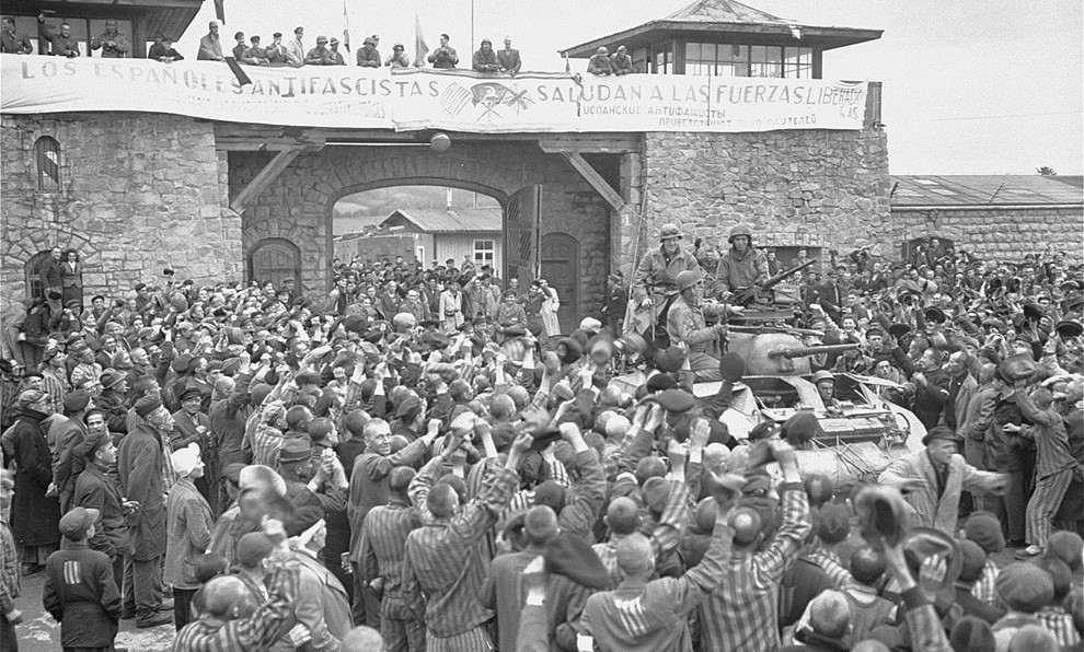 Alliberament del camp de Mauthausen amb la històrica pancarta republicana. 5 de maig de 1945.