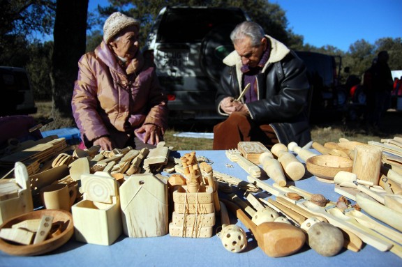 Dos artesans de la fusta a la Fira de Reis de Montclar.