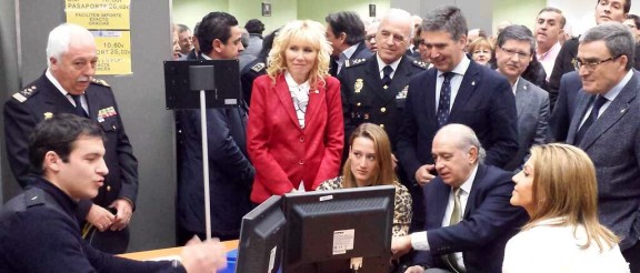 Jorge Fernández Díaz i Mireia Belmonte a la comissaria esperant el DNI 3.0