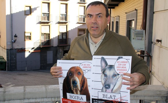 El regidor Ramon Bajona amb els cartells de la campanya