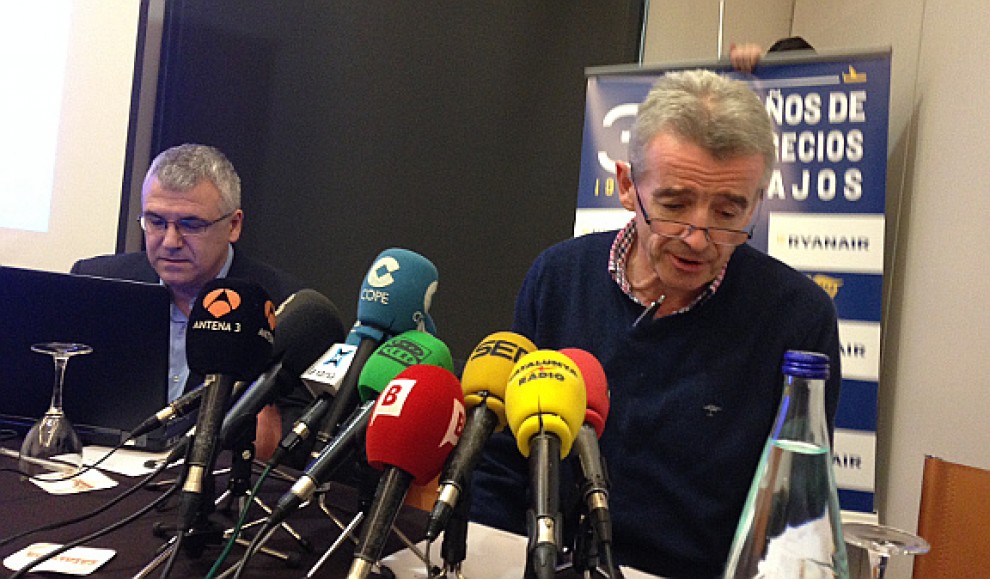 Michael O'Leary, en primer terme, durant la roda de premsa a Barcelona.