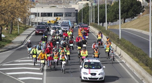 Desenes de persones van participar en la pedalada de l'any passat