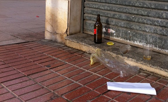 Restes del botellot en un carrer, en imatge d'arxiu