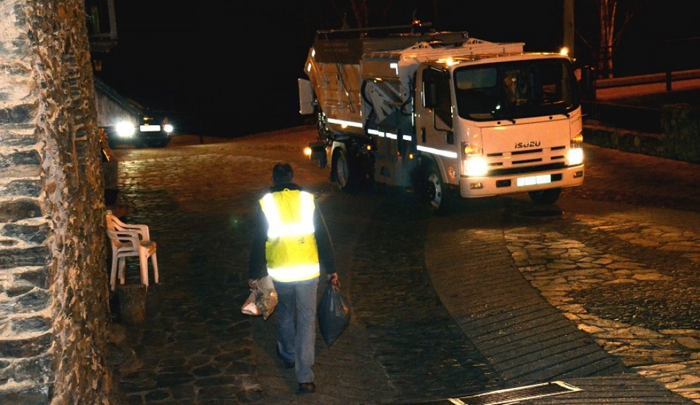 Un operari recollint les bosses de brossa al Pallars Sobirà