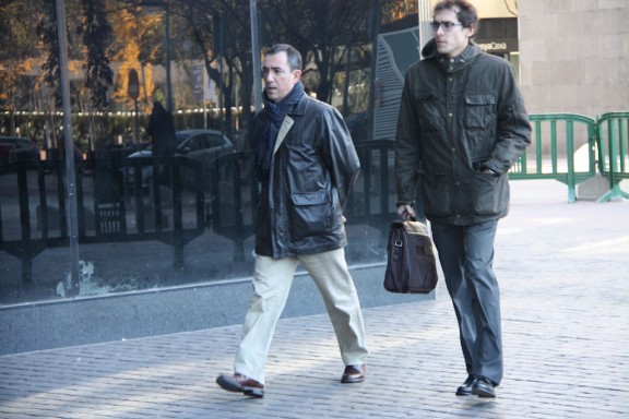 El cap de la policia local de Sabadell, Josep Miquel Duran (esquerra), arriba amb el seu advocat als jutjats