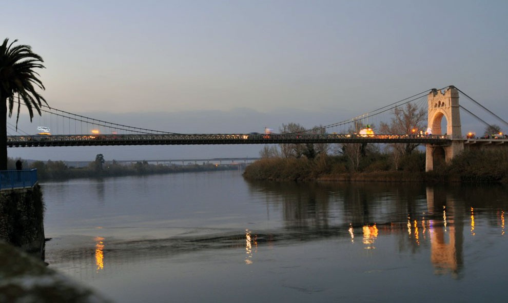 El Pont Penjant d'Amposta il·luminat, en una imatge d'arxiu.