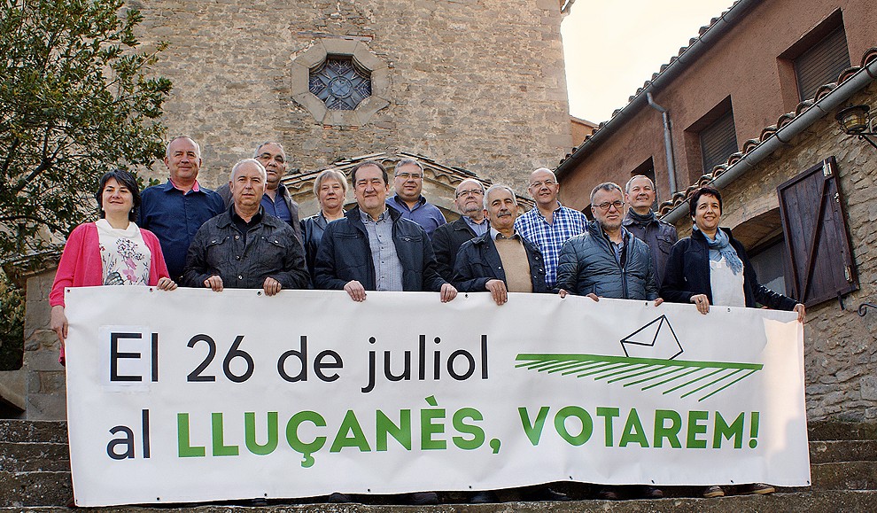 Els 13 alcaldes del Lluçanès el dia de la convocatòria de la consulta, el passat mes de juny