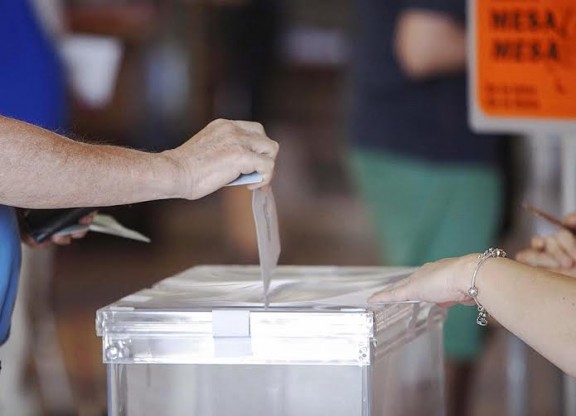 Imatge d'un elector exercint el dret a vot