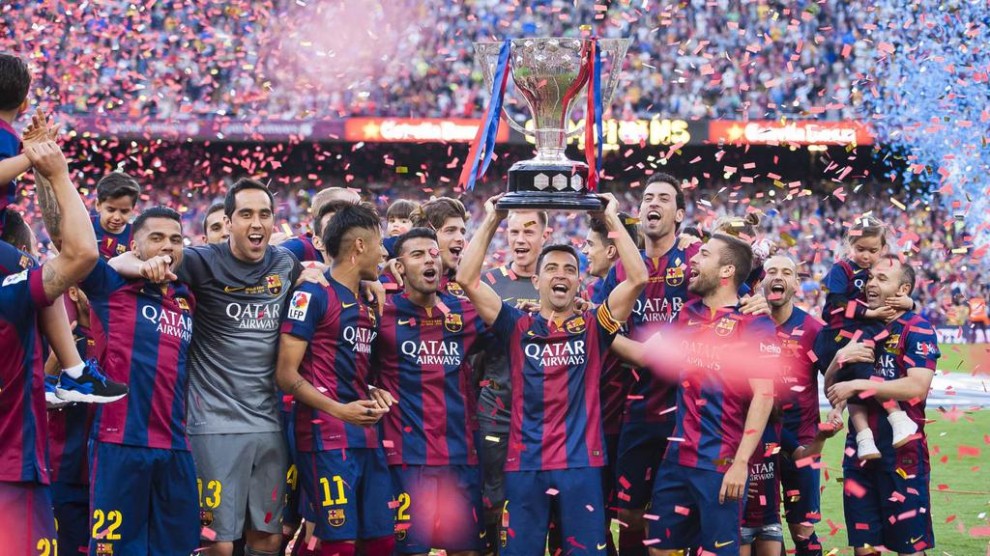 El Barça celebra el títol de Lliga, aixecat per Xavi.