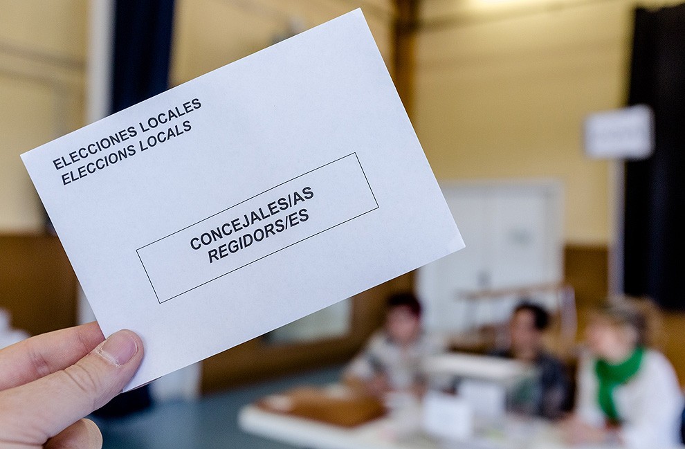 Una mesa electoral i un sobre en les eleccions municipals de 2015