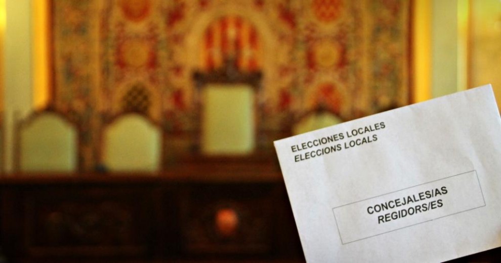 Imatge de la Paeria amb un sobre de les eleccions