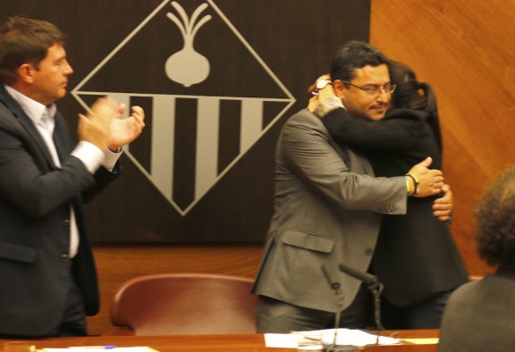 Marta Farrés abraça Joan Carles Sánchez després del seu discurs