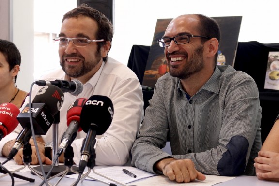 Juli Fernàndez i Maties Serracant, presentant l'acord de govern