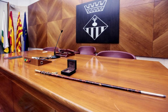 La vara i la insígnia d'alcalde de Sabadell