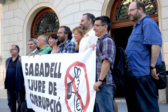 Els membres de la Plataforma Sabadell Lliure de Corrupció, aquest matí davant l'Ajuntament