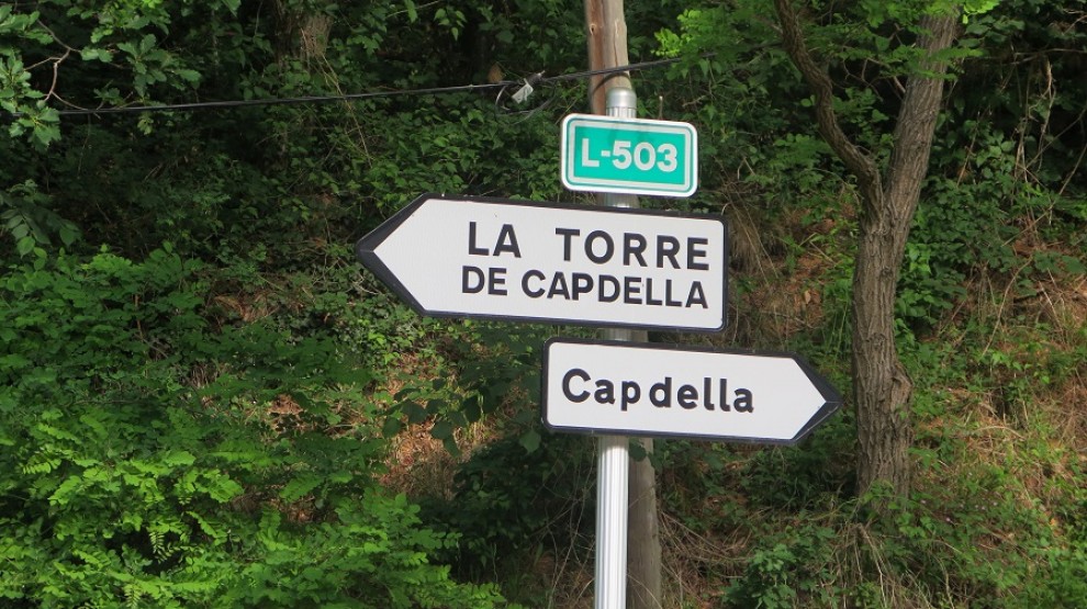 Detall d'un senyal de trànsit amb Capdella escrit amb 'p'