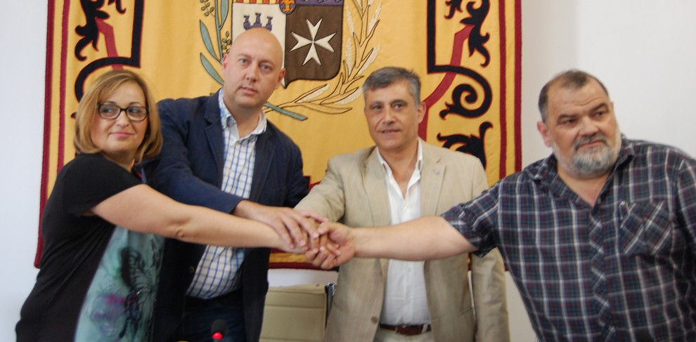 Imatge d'arxiu del 9 de juny de 2015 quan es va presentar el pacte de Govern a la Ràpita. D'esquerra a dreta, Rosa Anglès, Josep Caparrós, Àlex Cervera i Carlos Sanchís.
