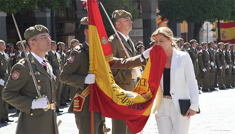 Una civil, jurant la bandera espanyola.