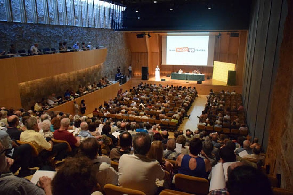Més de 400 socis d'Òmnium han omplert el Petit Palau de la Música Catalana