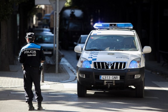 Un agent i un vehicle de la Policia Municipal de Sabadell