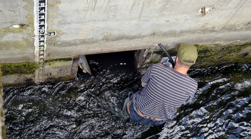 Un tècnic col·locant un sensor al riu Noguera Pallaresa
