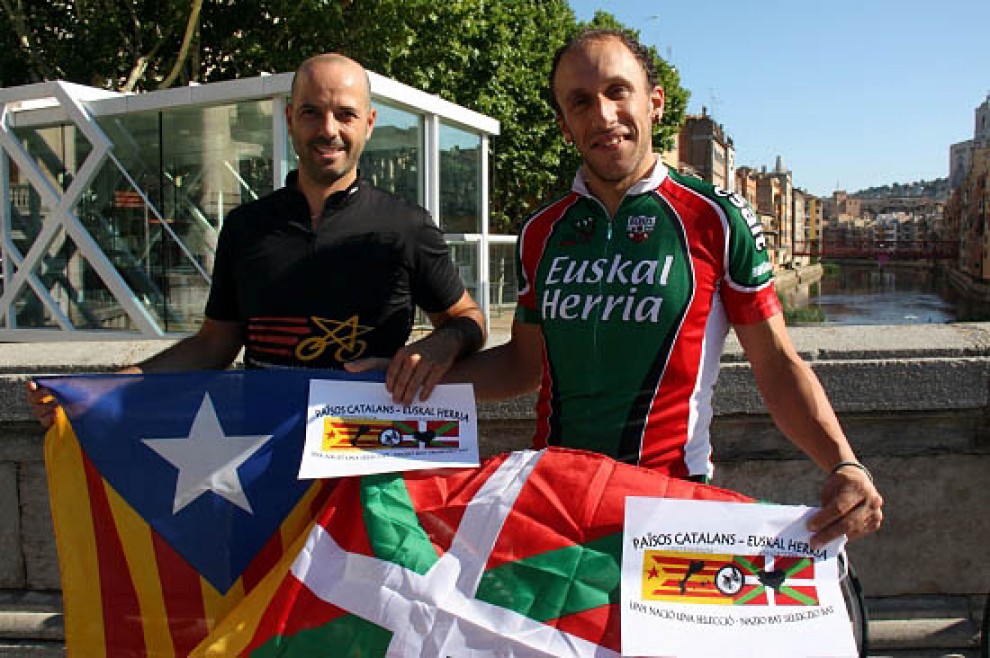 Eduard Sadurní, esquerra, amb un dels participants bascos