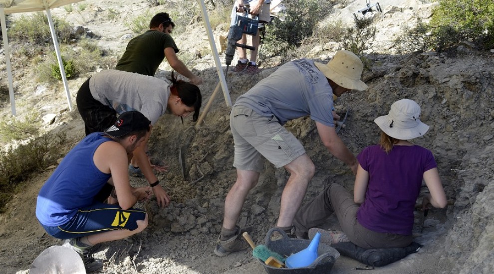 Un grup d'arqueòlegs i geògrafs excavant al jaciment