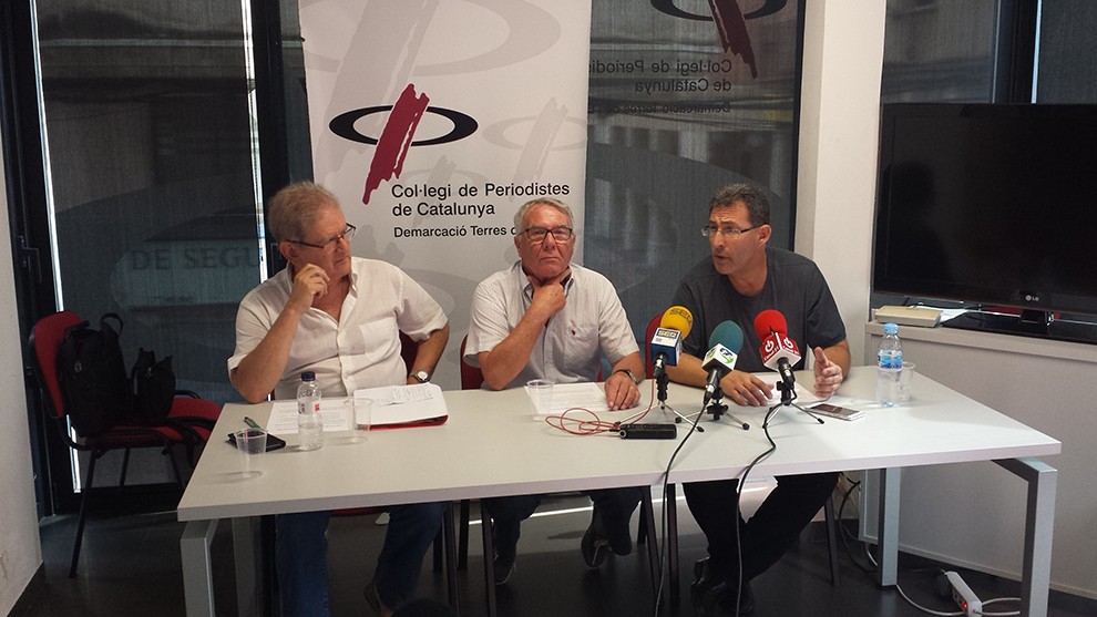 Imatge de la roda de premsa amb els representants de les Federacions d'Associacions de Veïns d'Amposta i de Tortosa.