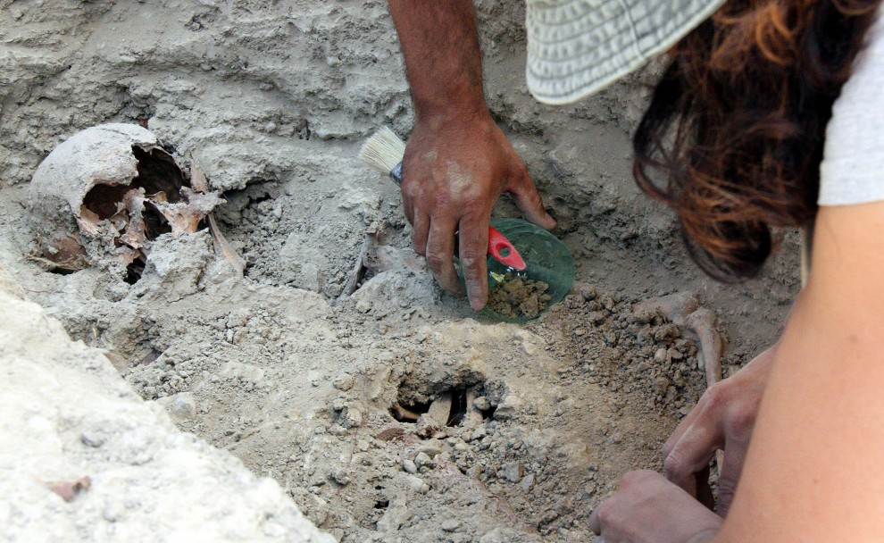 Arqueòlegs treballant en l'exhumació d'un cos.