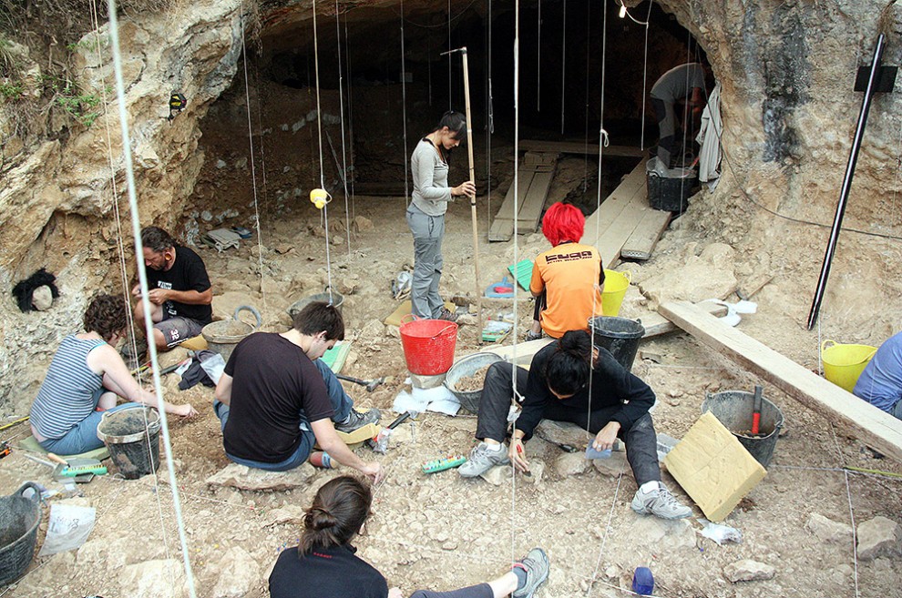 Una desena d'arqueòlegs treballa intensament a la campanya d'excavacions