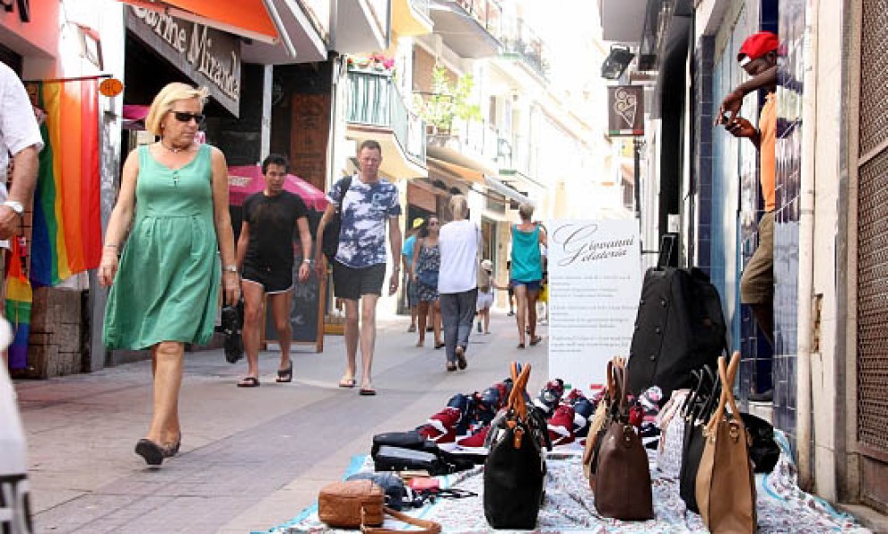 Un manter exposa els seus productes en un cèntric carrer de Sitges