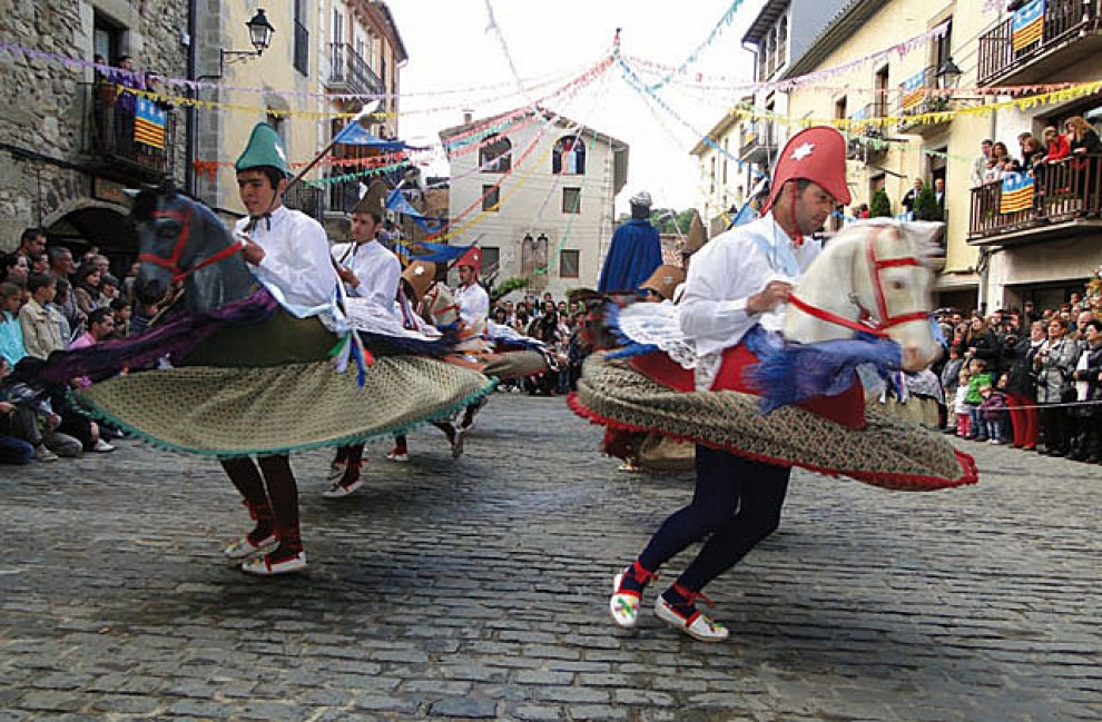 El Ball dels Cavallets de Sant Feliu de Pallerols és un dels atractius de la Festa Major.