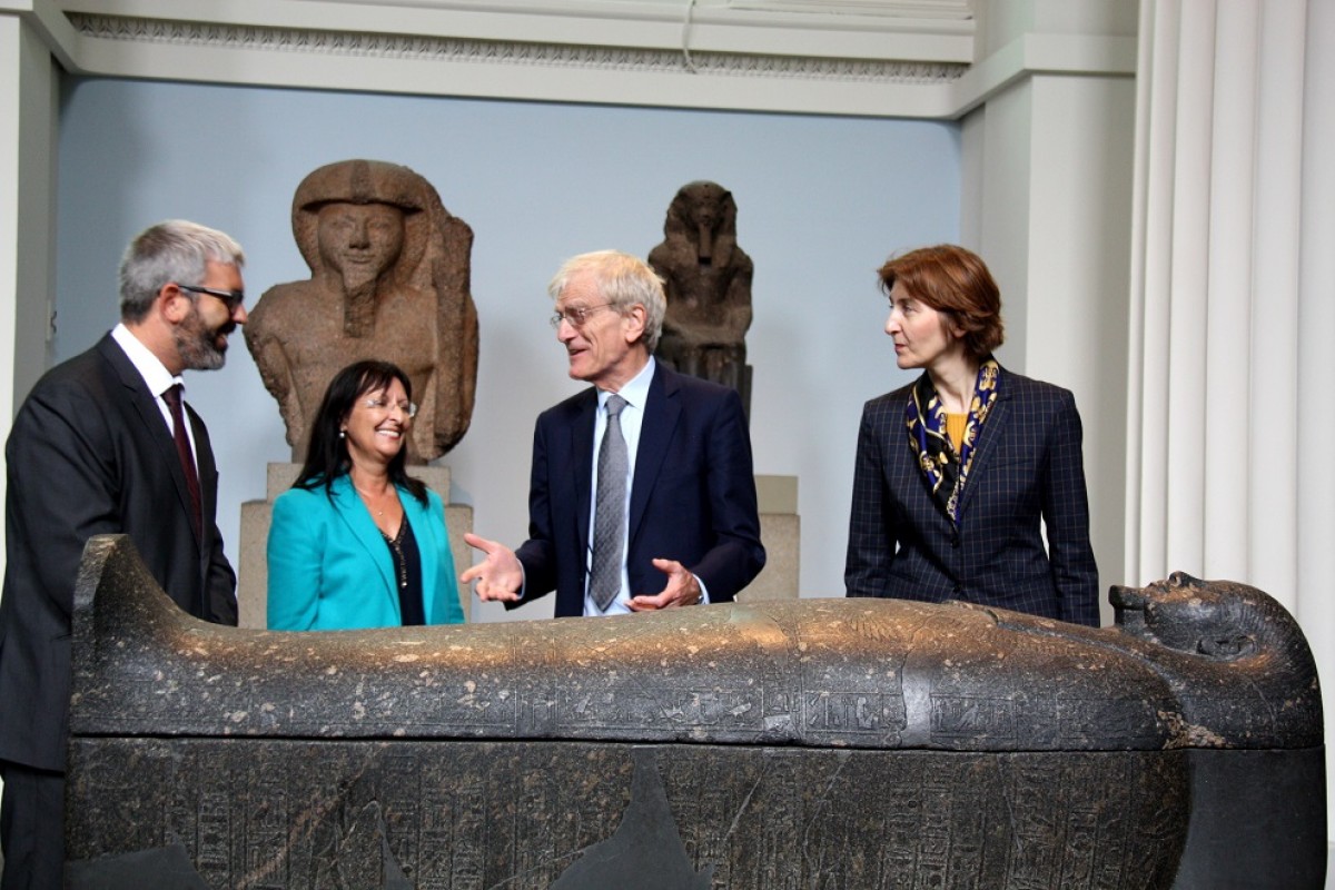 Al centre, Elisa Durán, directora de la Fundació Bancària La Caixa, i Sir Richard Lambert,  President del Patronat del British Museum