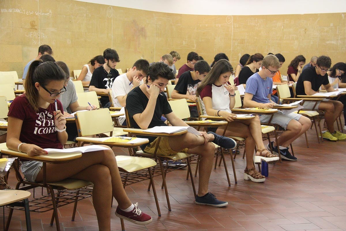 Alumnes fent un examen de la selectivitat, en imatge d'arxiu