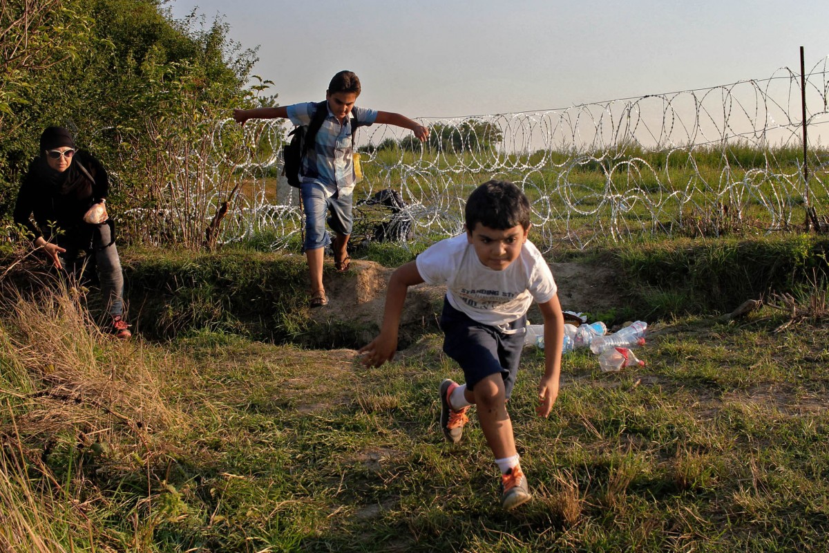 Aquesta família de refugiats sirians, a Hongria, forma part de l'exposició