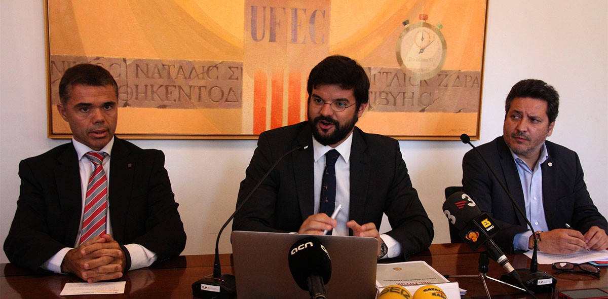 El secretari general de l'Esport, Ivan Tibau, el president de la UFEC, Gerard Esteva, i el de la Plataforma Proseleccions Esportives Catalanes, Xavier Vinyals