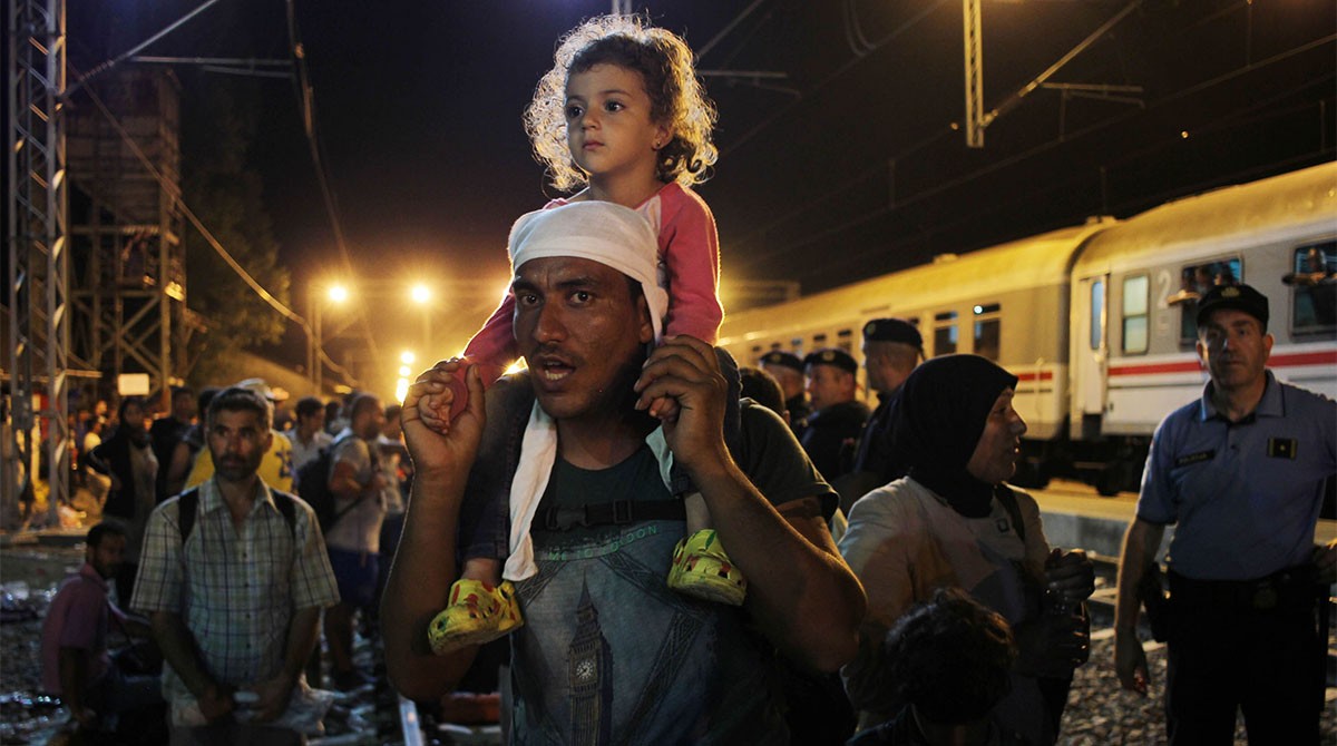 Refugiats sirians en una estació de tren sèrbia a tocar de la frontera amb Croàcia