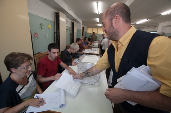 Un carter de Correus, entregant els sobres amb els vots en un col·legi electoral.
