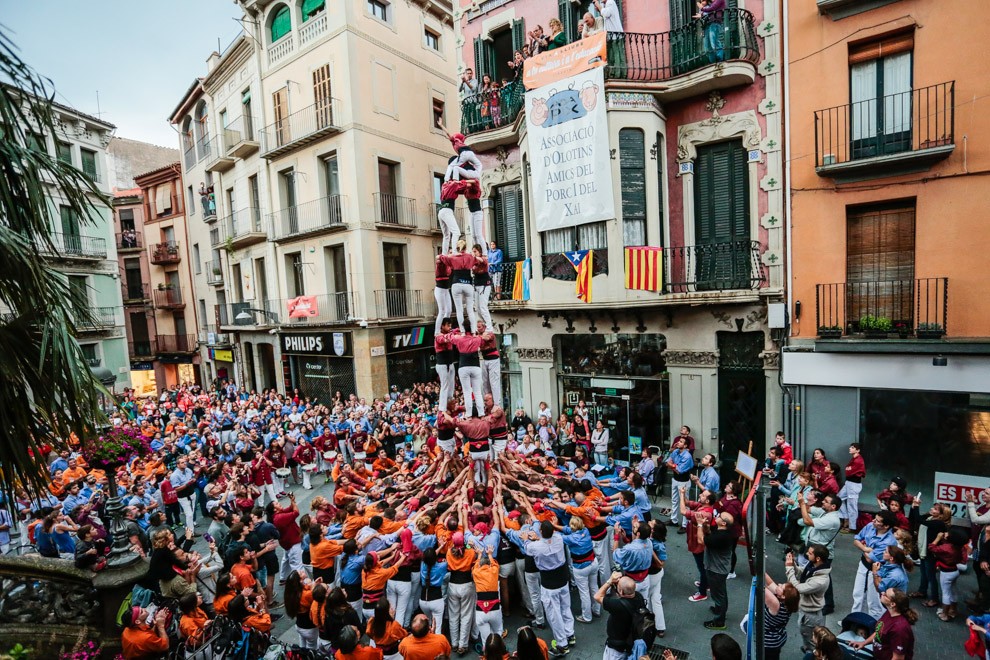 Els Xerrics celebren en la jornada castellera central de les Festes del Tura.