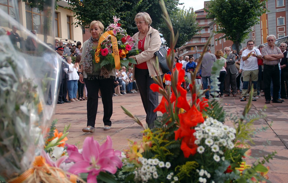 Ofrena floral al monument de Rafael Casanova de Berga.