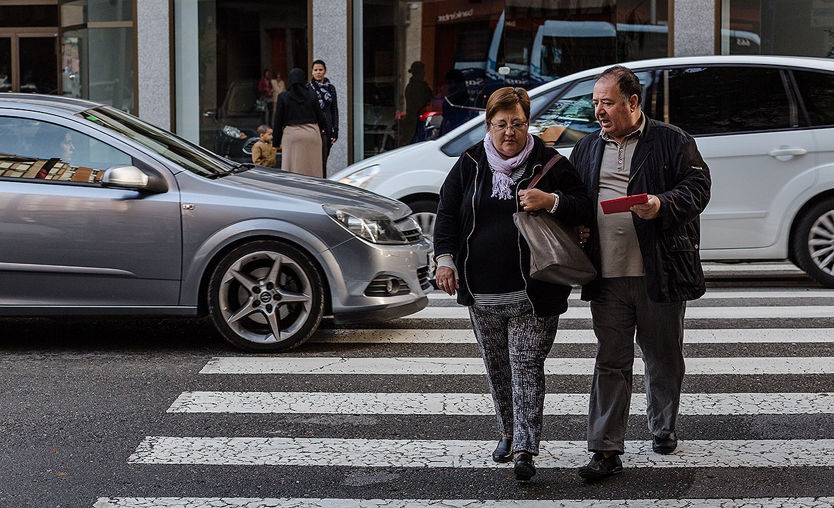 Una parella creua un pas de vianants del carrer Verdaguer, el passat dijous al matí