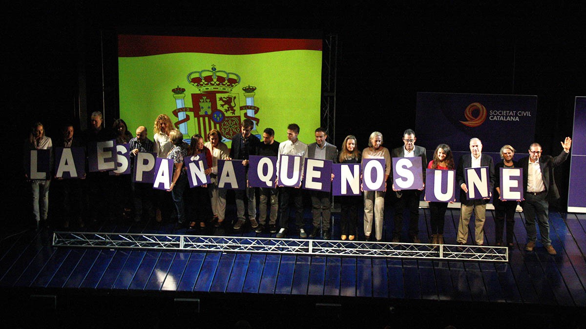 Representants de les agrupacions de Societat Civil Catalana sostenen el lema «L'Espanya que ens uneix»