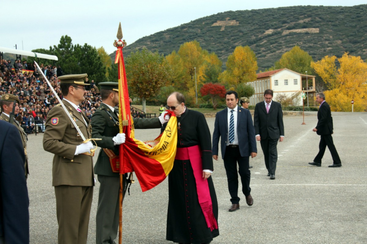 Un capellà fa un petó a la bandera d'Espanya