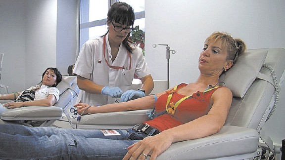 Unes persones donant sang en un hospital de Tarragona 